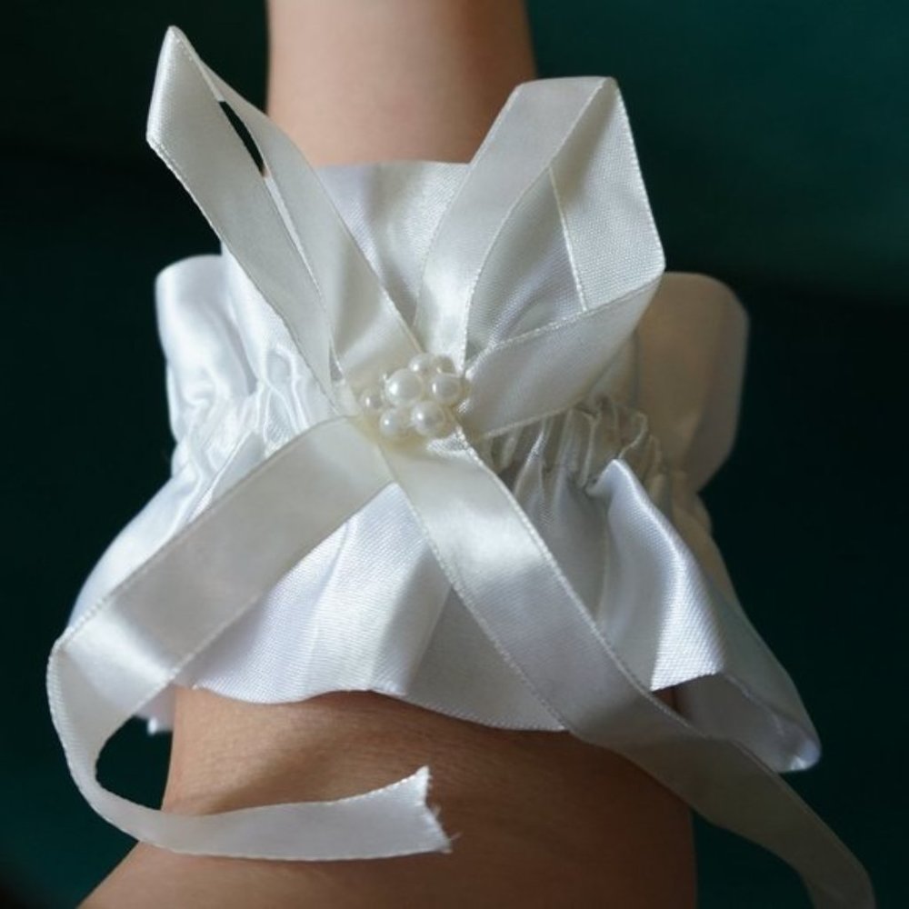 Pretty White Garter